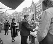 880358 Afbeelding van burgemeester H.J.L. Vonhoff op de Kalisbrug te Utrecht met de slagers die de os hebben gebraden ...